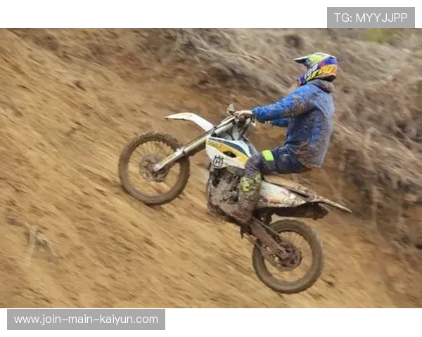 越野摩托连续冲坡完成惊险飞跃